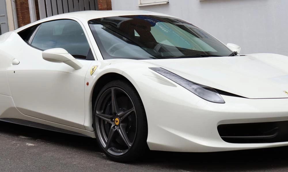 Έκανε κομμάτια τη Ferrari του με πινακίδες ΔΟΚ (εικόνες)